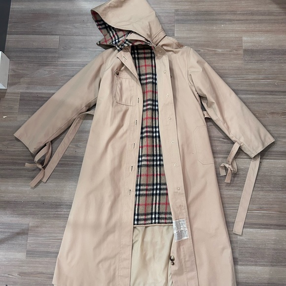 Vintage Trenchcoat size 11/12 lined. - Picture 2 of 10